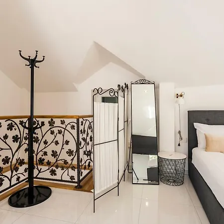 The Charm Heritage Guest house Sutivan